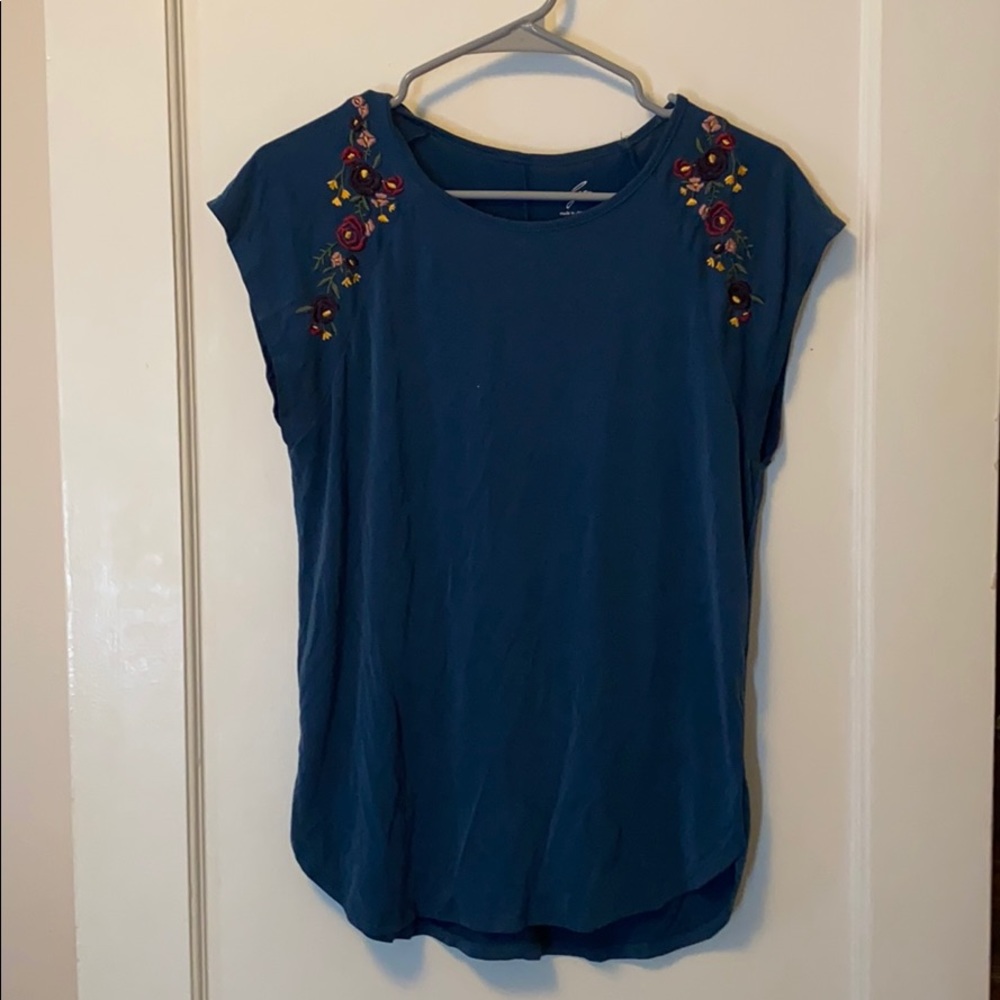 Tshirt with stitched flowers on sleeves